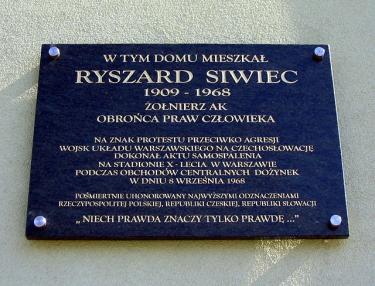 Tablica upamiętniająca Ryszarda Siwca na kamienicy w Przemyślu. Autor fot. Goku122. Licencja: CC BY-SA 4.0. Źródło: https://commons.wikimedia.org/