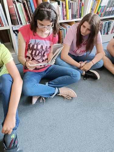 Młodzież podczas czytania