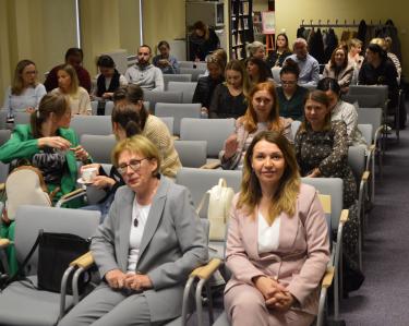 Prelegentki i uczestnicy spotkania. Widok na salę.
