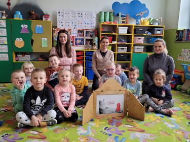 Nauczycielka, prowadząca zajęcia i grupa przedszkolna z Rudołowic