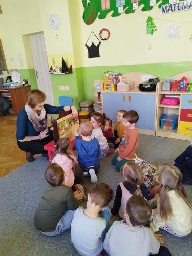 Prowadząca zajęcia i grupa „Skrzatów” z Przedszkola Nr 1 w Lubaczowie