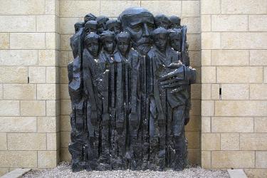 Pomnik Janusza Korczaka z dziećmi autorstwa rzeźbiarza Borisa Saktsiera w Yad Vashem Holocaust Memorial w Jerozolimie, Izrael. Autor zdjęcia : Berthold Werner . Licencja: Creative Commons, źródło: https://pl.wikipedia.org/