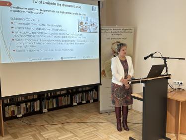 Konsultant przemyskiego oddziału PCEN w Rzeszowie – p. Mariola Stasieczek podczas swojego wystąpienia