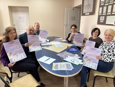 Zespół współorganizatorów prezentuje otrzymane plakaty