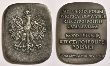 Plakietka okolicznościowa upamiętniająca podpisanie konstytucji z 1997 r. Materiały prasowe. Źródło: polityka.pl 