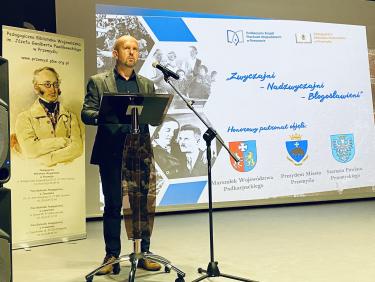 dr Piotr Pękalski - Wicedyrektor ds. PBW w Przemyślu przy PZPW w Rzeszowie na scenie MNZP podczas otwarcia konferencji