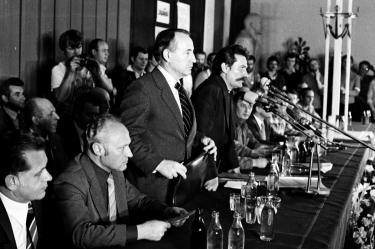 Podpisanie porozumienia pomiędzy Komisją Rządową a Międzyzakładowym Komitetem Strajkowym, 31 sierpnia 1980. (AIPN) Źródło ipn.gov.pl