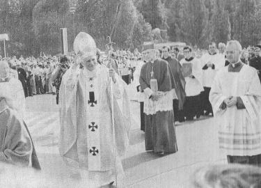 Papież Jan Paweł II i kardynał Stefan Wyszyński w drodze na plac Zwycięstwa w Warszawie, 2 czerwca 1979. Domena publiczna. Źródło: https://pl.wikipedia.org
