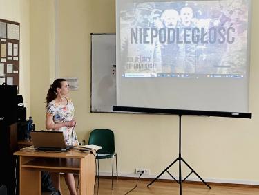 Katarzyna Kyc - starszy inspektor Oddziałowego Biura Edukacji Narodowej IPN w Rzeszowie podczas szkolenia