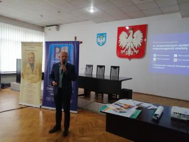 Dr Piotr Pękalski - Wicedyrektor PZPW ds. PBW w Przemyślu podczas wystąpienia na konferencji w Przeworsku