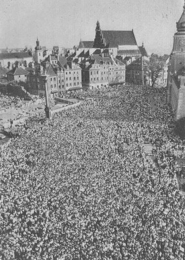 Spotkanie z młodzieżą przed kościołem św. Anny w Warszawie, widok z wieży kościoła na plac Zamkowy, 3 czerwca 1979. Domena publiczna. Źródło: https://pl.wikipedia.org