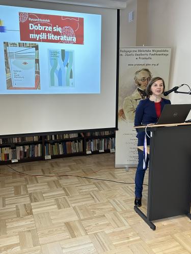 dr Wanda Matras – Mastalerz z Uniwersytetu KEN w Krakowie podczas wykładu nt. Literatura wsparciem w sytuacjach kryzysowych 