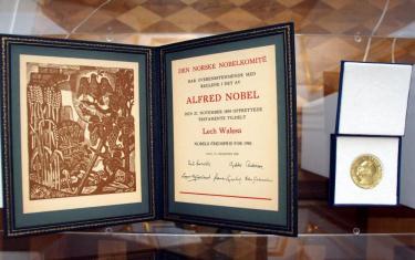 Dyplom i Medal Pokojowej Nagrody Nobla, który otrzymał Lech Wałęsa. Fot. T. Gzell. Źródło: dzieje.pl