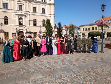 Narodowe Czytanie "Kordiana" w Jarosławiu. Uczestnicy spotkania zdjęcie zbiorowe.