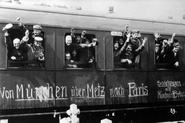 Niemieccy żołnierze jadący na front, napis na wagonie głosi Z Monachium przez Metz na Paryż. Fot. domena publiczna, źródło wikipedia.org