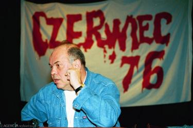 Jacek Kuroń na obchodach 17. rocznicy zajść w Radomiu z 25.06.1976 r. (SŁAWOMIR KAMIŃSKI) Źródło: wyborcza.pl