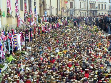 Dzień śmierci papieża - pod oknem papieskim (Kraków, ul. Franciszkańska 3). Fot. Wuhazet / Henryk Żychowski. Źródło: jp2online.pl