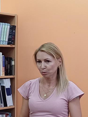 Małgorzata Tuleja nauczycielka jarosławskiej filii wita zaproszonych gości