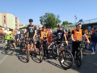 Grupa uczestników przygotowujących się do przejazdu rowerowego