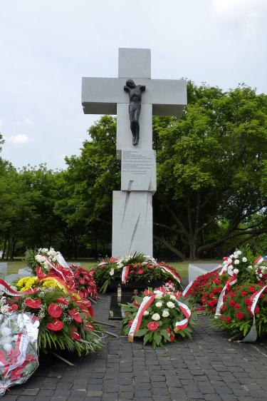 Pomnik ofiar zbrodni dokonanej na obywatelach polskich na Kresach przez OUN-UPA w Warszawie. Fot. Apilek (Bogdan Śnieżek), źródło wikipedia.org