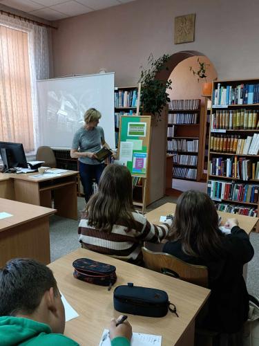 Prowadząca Lucyna Zabrońska – nauczyciel bibliotekarz PBW Filia w Lubaczowie podczas zajęć