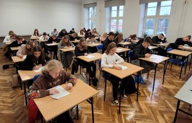 Uczniowie rozwiązują test na znajomość życia i twórczości W. Szymborskiej.