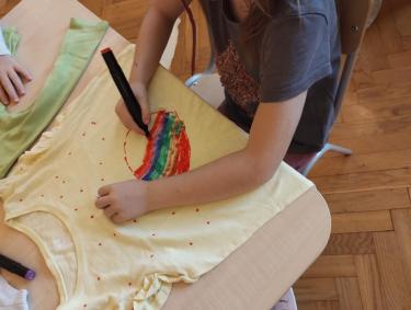 Zajęcia z jarosławską filią-  dzieci tworzą mozaikę kropkową na T-shircie
