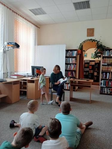 Wiesława Olchowy, nauczyciel bibliotekarz w trakcie czytania