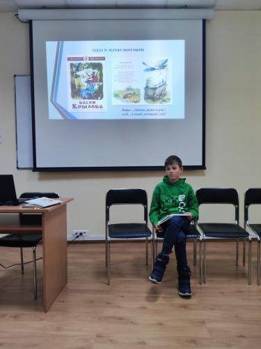 Uczeń SP 6 w Przemyślu podczas czytania bajki po rosyjsku
