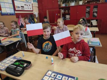 Uczniowie prezentują gotowe flagi