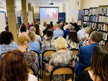 Uczestnicy konferencji - widok na salę od tyłu