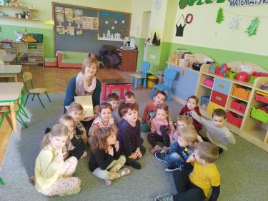 Prowadząca zajęcia i grupa „Skrzatów” z Przedszkola Nr 1 w Lubaczowie