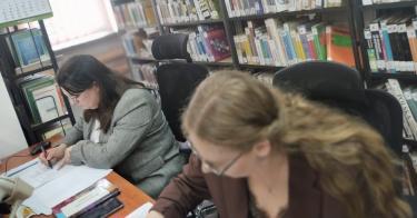 Komisja konkursowa w trakcie sprawdzania prac konkursowych.