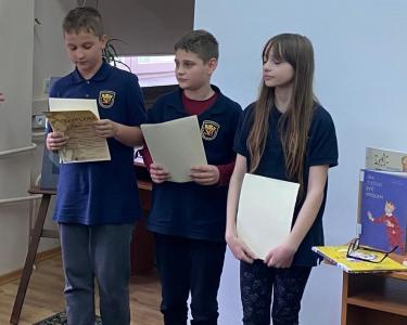 Zwycięzcy konkursu Czytelnicza wyprawa po wiedzę z dyplomami.
