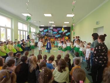 Na zdjęciu dzieci - grupy przedszkolne w trakcie występu