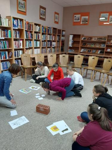 Wiesława Olchowy  nauczyciel-bibliotekarz PBW Filia Lubaczów podczas zajęć edukacyjnych 