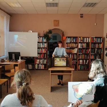 Prowadząca zajęcia przy teatrzyku kamishibai