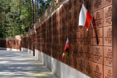 Tablice z nazwiskami pomordowanych - Polski Cmentarz Wojenny w Katyniu. Fot. Shutterstock. Źródło: wyborcza.pl 