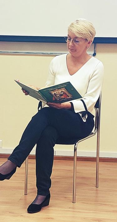 A. Biedroń - nauczycielka PBW podczas czytania tekstu. 