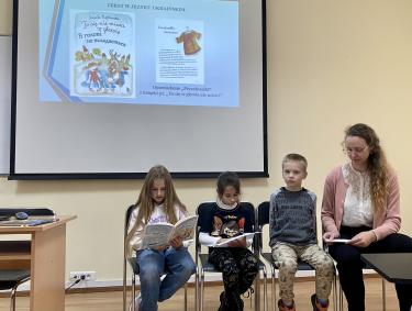 Uczniowie SP 6 w Przemyślu wraz z nauczycielem wspomagającym (narodowości ukraińskiej) czytają fragmenty tekstu po ukraińsku