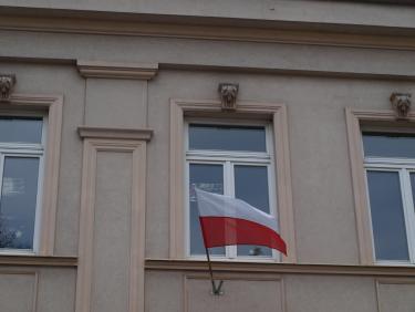Flaga na budynku PBW w Przemyślu - szersze ujęcie