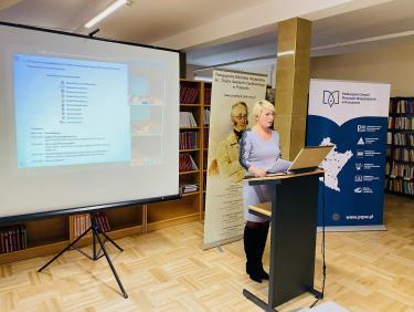 Podsumowanie działalności Forum w latach 2005-2023 dokonuje Agnieszka Biedroń - nauczyciel bibliotekarz PBW w Przemyślu, w tle slajd z prezentacji