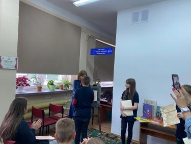 Wręczanie nagród zwycięzcom konkursu Czytelnicza wyprawa po wiedzę.