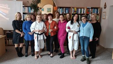 Uczestnicy spotkania Nauczycielskie Pasje w czytelni biblioteki –zdjęcie grupowe 