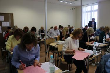 Nauczyciele w trakcie sprawdzania prac uczestników Jarosławskich Potyczek Ortograficznych