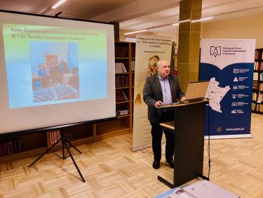 Maciej Jagustyn - bibliotekarz SP Nr 1 w Przemyślu prezentuje przykłady dobrych praktyk ze swojej pracy