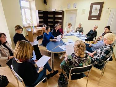 Bibliotekarze omawiają szczegóły regulaminu rajdu.