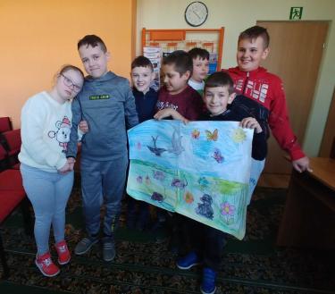 Zdjęcie grupowe – uczniowie SOSW w Jarosławiu  prezentują prace wykonane podczas zajęć o Calineczce