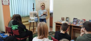 Nauczycielka prezentuje literaturę wykorzystująć booktalking