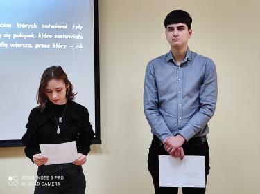 Uczniowie z II LO w Przemyślu recytujący wiersze Baczyńskiego